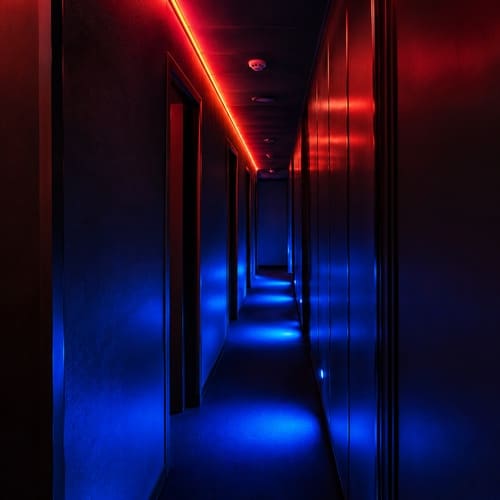 Pasillo iluminado Sauna Casanova